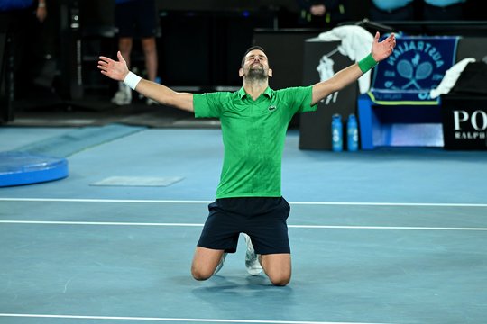 Po įspūdingos kovos N. Džokovičius patiesė J. Sinnerį ir iškopė į „Australian Open“ finalą