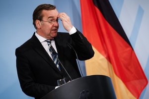 Vokietijos gynybos ministras: nematyti jokių ženklų, kad V. Putinas nori taikos