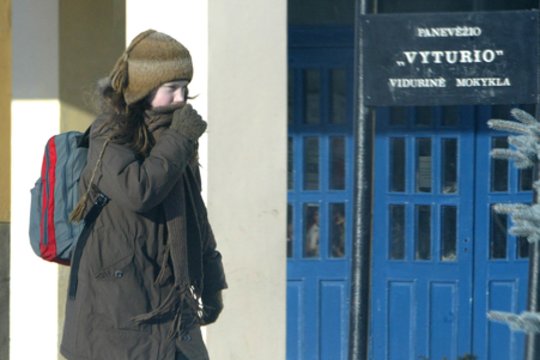 Ateinančią naktį sulauksime dar didesnio šalčio: ką būtina žinoti moksleivių tėvams