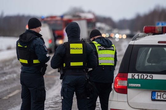 Prienų rajone susidūrė du automobiliai – sužalota viena moteris: ją iš automobilio teko vaduoti ugniagesiams