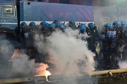 Italijoje 100 policininkų sužeista per protestą dėl kultūros centro uždarymo