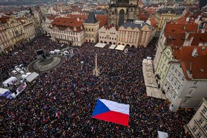 Prahoje dešimtys tūkstančių žmonių reiškė paramą su premjeru nesutariančiam prezidentui