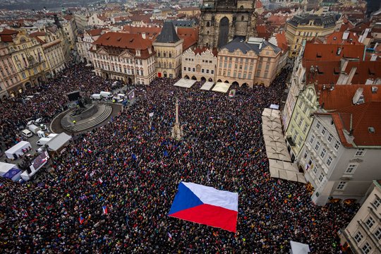 Prahoje dešimtys tūkstančių žmonių reiškė paramą su premjeru nesutariančiam prezidentui