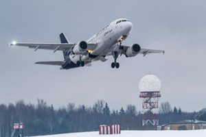 Šalčiai koreguoja oro uostų tvarkaraščius: stebimi vėlavimai, vienas skrydis atšauktas