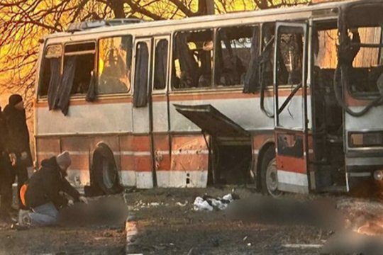 V. Zelenskis reiškia užuojautą po siaubingos rusų atakos: tai buvo paprastas autobusas su kalnakasiais