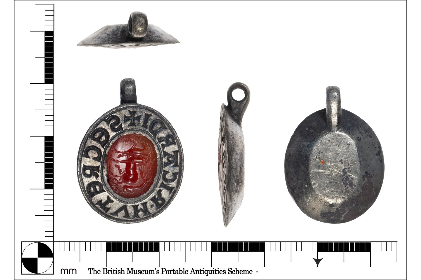  Sidabrinis antspaudas yra tik 27,5 milimetro ilgio, o visas papuošalas sveria 6,44 gramo.<br> JK Kilnojamųjų senovės radinių registravimo programos iliustr.