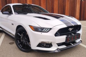 Ar „Ford Mustang“ su galingu V8 varikliu gali būti ne tik smagus, bet ir ekonomiškas?
