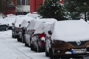 Vilniečius skubina patraukti gatvėje paliktus automobilius: nepaisantiems – bauda