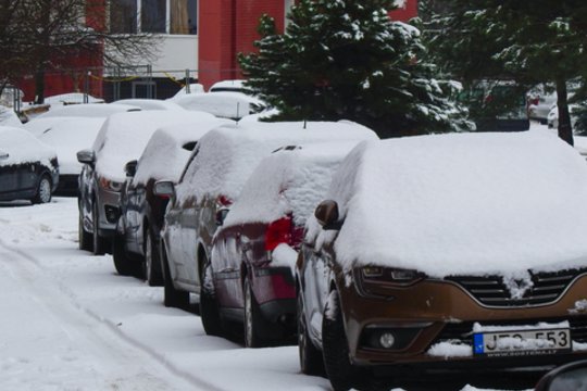 Vilniečius skubina patraukti gatvėje paliktus automobilius: nepaisantiems – bauda