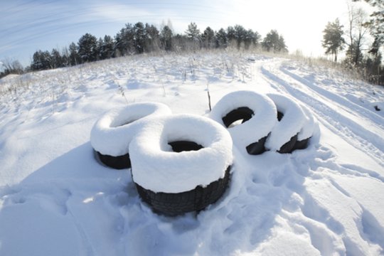 Vilniaus pakraštyje piktadariai nurinko trijų automobilių padangas