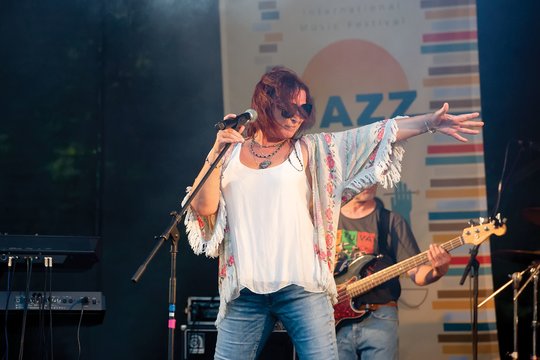 Bliuzo siela, basos kojos ir begalinė laisvė: Arina ir „Veto Bank“ kviečia į magišką vakarą Kaune