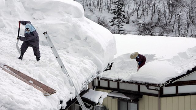 Po neįprastai gausaus sniego Japonijoje skaičiuojami žuvusieji: vietomis sluoksnis siekia net 4,5 metro aukščio