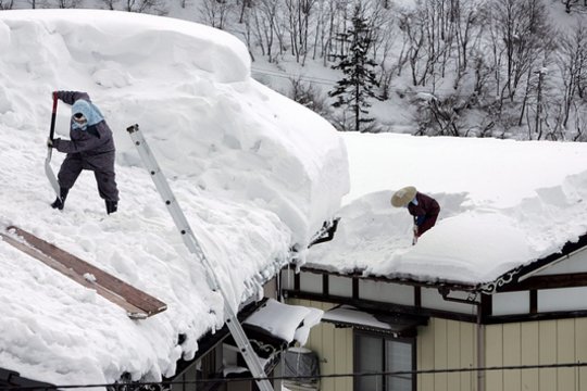 Po neįprastai gausaus sniego Japonijoje skaičiuojami žuvusieji: vietomis sluoksnis siekia net 4,5 metro aukščio