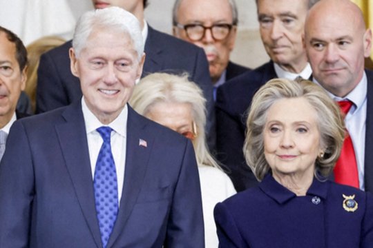 Failuose su žmona minimas B. Clintonas sutiko liudyti J. Epsteino byloje: anksčiau tą daryti buvo atsisakę