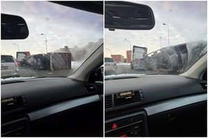 Vilkiko puspriekabė Klaipėdoje virto ant šono: labai pasisekė – vežtas konteineris nieko nesutraiškė