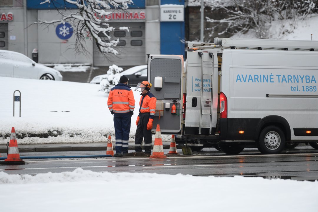 Šiems žmonėms šaltis smogė itin skaudžiai: avarinės brigados nespėja suktis