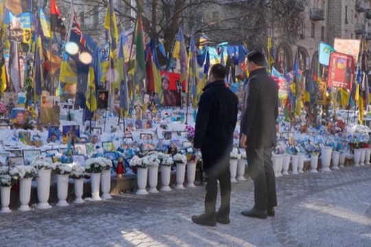 Kyjive lankosi ypatingas svečias: kartu su V. Zelenskiu užfiksuoti pagerbiantys žuvusius karius