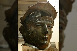 Garsusis Ribčesterio šalmas: kariauti neįmanoma, bet atrodė labai ištaigingai