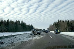 Magistralėje jaunos merginos vairuojamas BMW rėžėsi į stovintį vilkiką