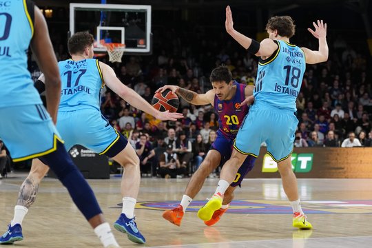 Plojimais sutiktas Šaras ir prakaitavo, ir buvo išsigandęs – „Fenerbahce“ šiaip ne taip išnešė sveiką kailį iš Barselonos