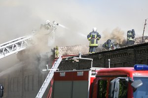 Ugniagesiai: per gaisrą Marijampolėje sudegė 10–15 vilkikų