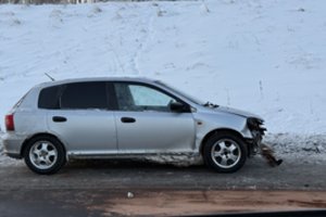 Magistralėje A1 – avarijų virtinė: merginos nesuvaldytas BMW vertėsi ant stogo