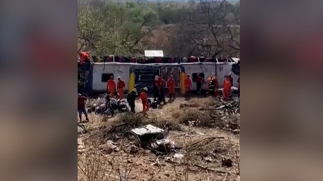 Vaizdai iš Brazilijos: apsivertus autobusui žuvo mažiausiai 15 piligrimų – iš jų 3 vaikai