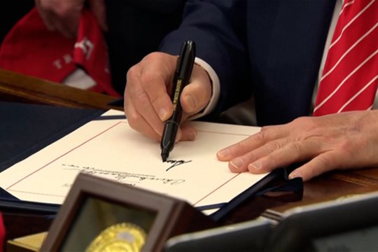 D. Trumpas pasirašė biudžeto įstatymą: numatytas milijoninis finansavimas ir Baltijos šalims