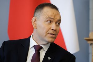 Apklausa: lenkai iš visų politikų labiausiai pasitiki prezidentu K. Nawrockiu