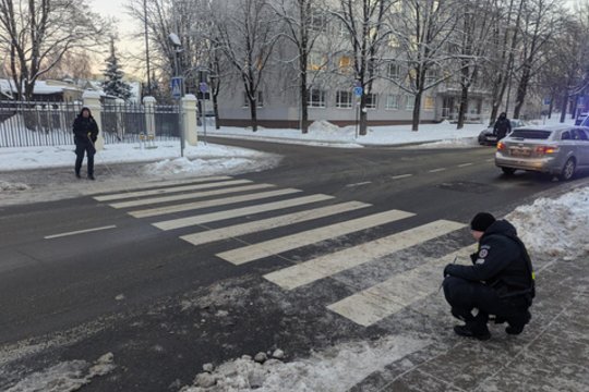 Anykščiuose netikėtai riedėti ėmęs automobilis užvažiavo ant pėsčiųjų perėjoje pargriuvusios moters