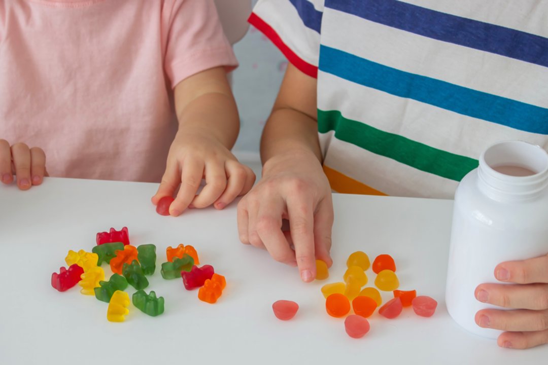 Vaikas atsisako vitaminų ar vaistų? Šie gudrūs triukai gali pakeisti viską