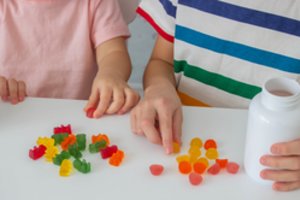 Vaikas atsisako vitaminų ar vaistų? Šie gudrūs triukai gali pakeisti viską