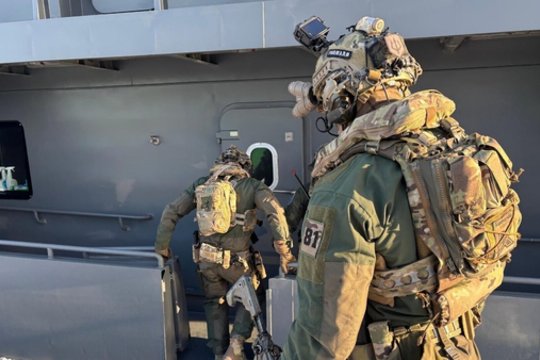 Aiškus signalas Rusijai: estų pajėgos išsilaipino į Sankt Peterburgą plaukusiame laive