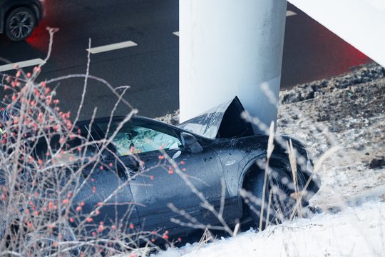 Vilniuje į viaduko atramas sudužo girto vairuotojo „Porsche“