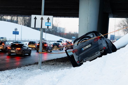 Vilniuje į viaduko atramas sudužo girto vairuotojo „Porsche“