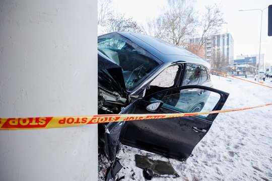 Vilniuje į viaduko atramas sudužo girto vairuotojo „Porsche“