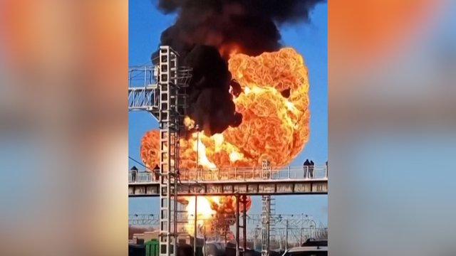 Rusijoje degalus vežusiame traukinyje – kurtinantis sprogimas: pasidalijo didžiulio gaisro vaizdais