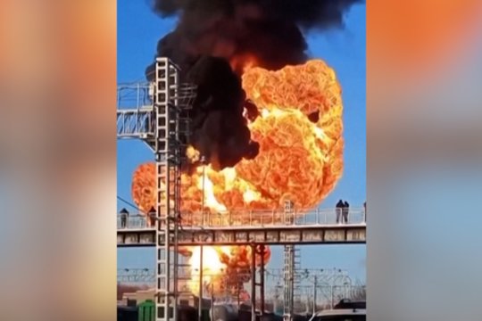 Rusijoje degalus vežusiame traukinyje – kurtinantis sprogimas: pasidalijo didžiulio gaisro vaizdais