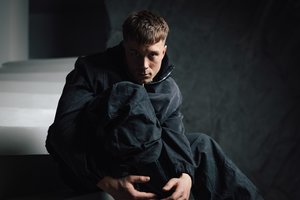 Kirčių sulaukęs „Eurovizijos“ lyderis Atikin atsivėrė apie praeitį: Holivudo vakarėliai, narkotikai ir vos liūdnai nesibaigęs laikas benamių prieglaudoje