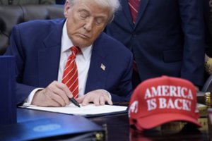 Apklausa: amerikiečiai neįprastai susirūpinę dėl savo politinės sistemos būklės