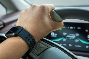 Vairuojant naudojate išmanųjį laikrodį? Atsakė, ar galima taip daryti