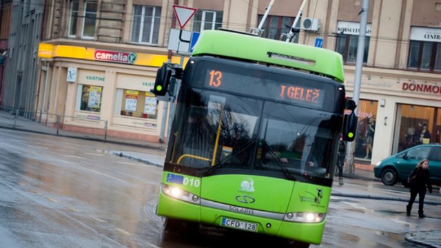 Kaune šūvius į troleibusus paleidęs vyras suimtas mėnesiui: už įvairius nusikaltimus teistas 16 kartų