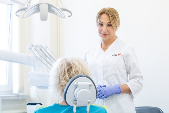 Kauno miesto poliklinika: kokybiškos paslaugos ir modernus dantų protezavimas leidžia pacientams plačiau šypsotis