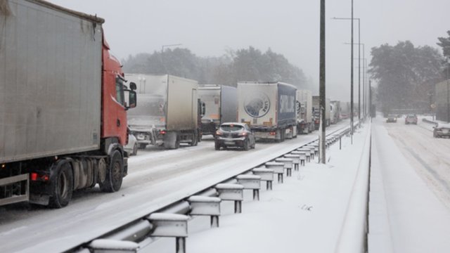 Perkrauti vilkikai nepraslys pro akis: nebus galimybių apvažiuoti svarstyklių