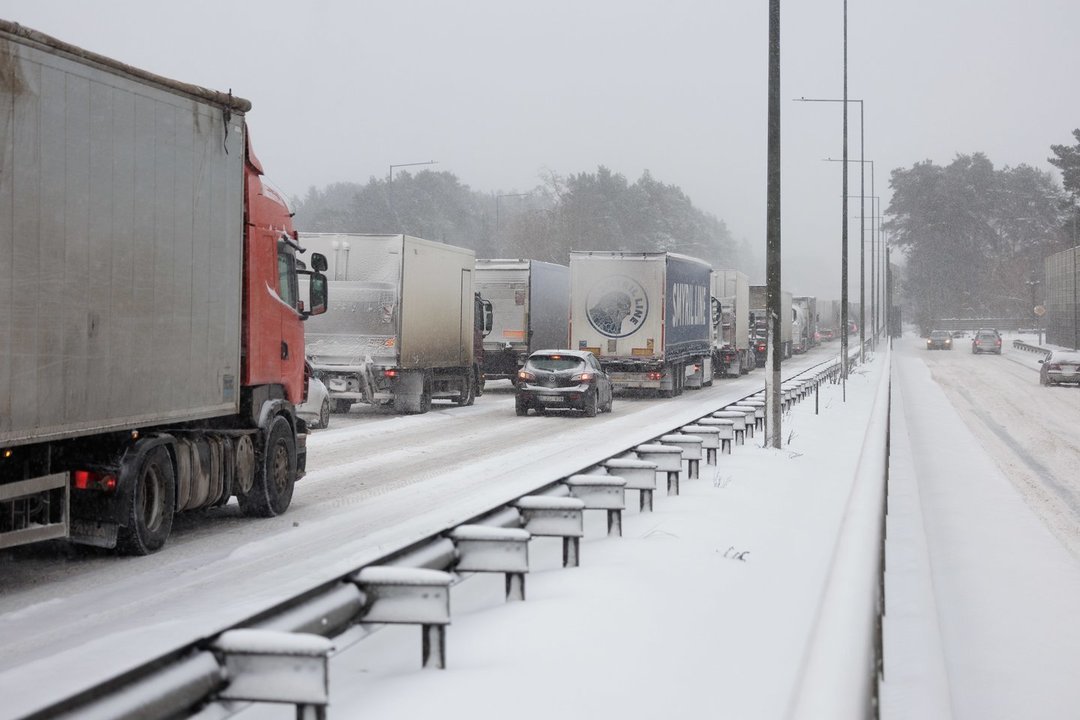 Perkrauti vilkikai nepraslys pro akis: nebus galimybių apvažiuoti svarstyklių