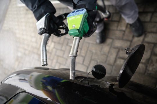 LEA: per savaitę skirtumas tarp benzino ir dyzelino išaugo iki 16 centų
