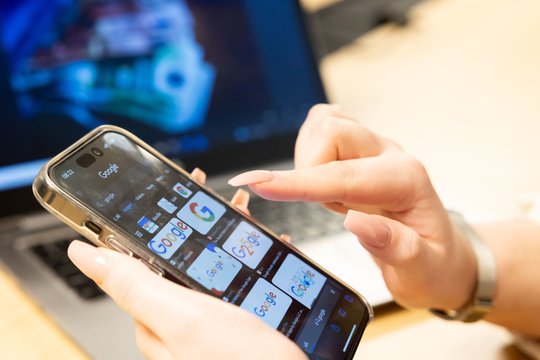 Nauja itin pavojinga sukčių taktika: bandys išgąsdinti ir priversti veikti greitai