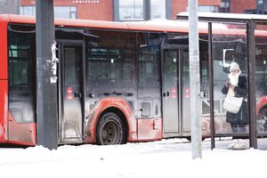 Keleiviai piktinasi purvinais autobusais, bet vežėjai atkerta: „Kitaip jie tiesiog nevažiuos“
