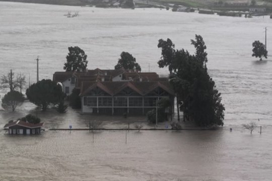 Audra Leonardo toliau siaubia Portugaliją: vaizduose – siaubingi padariniai ir upėmis virtę miestai