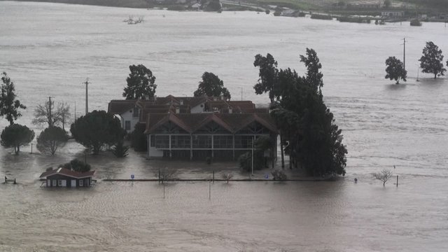 Audra Leonardo toliau siaubia Portugaliją: vaizduose – siaubingi padariniai ir upėmis virtę miestai